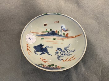 Une coupe en porcelaine de Chine de type ko-akae &agrave; d&eacute;cor de deux chevaux, Tianqi ou Chongzhen